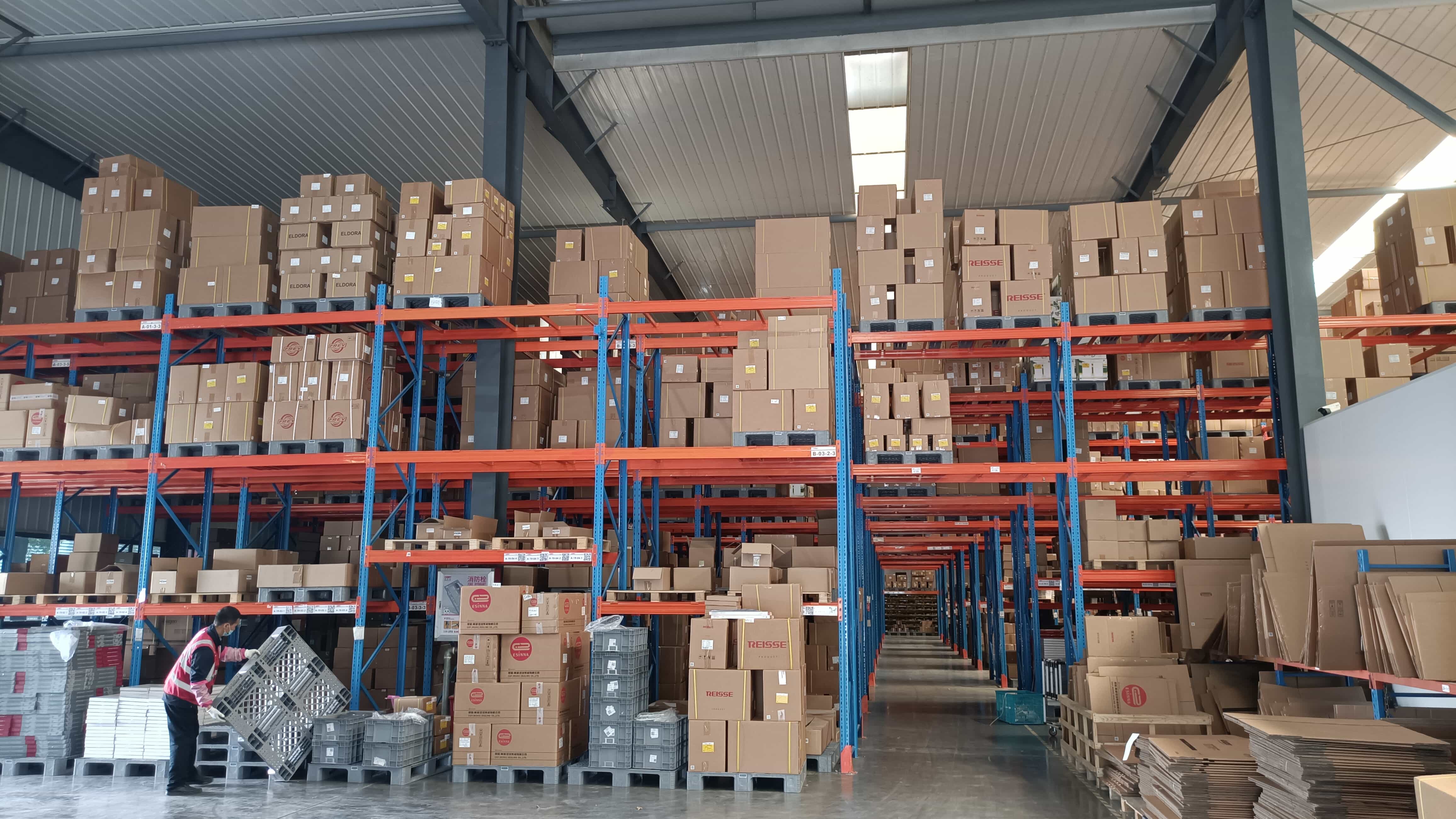 干仓仓储实拍 酱料调味品的静态智慧与鲜活守恒